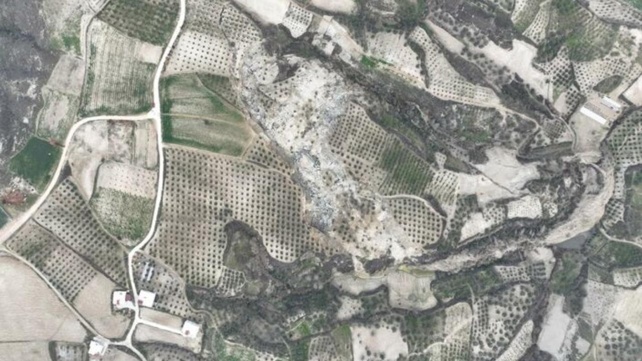 Deprem kenti enkaza çevirmişti! Hatay’da oluşan 500 metrelik dev yarık drone ile kaydedildi