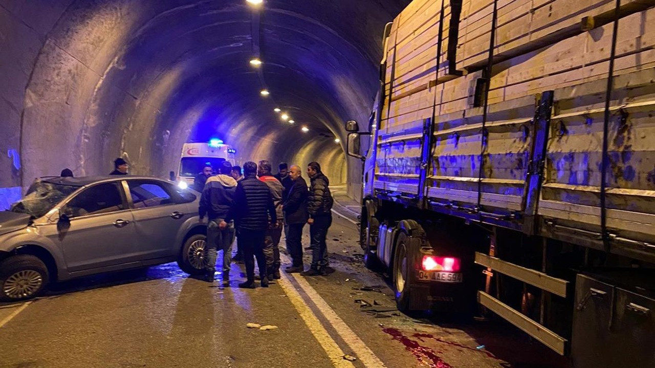 Otomobil tünel içinde tırla çarpıştı: 2 yaralı