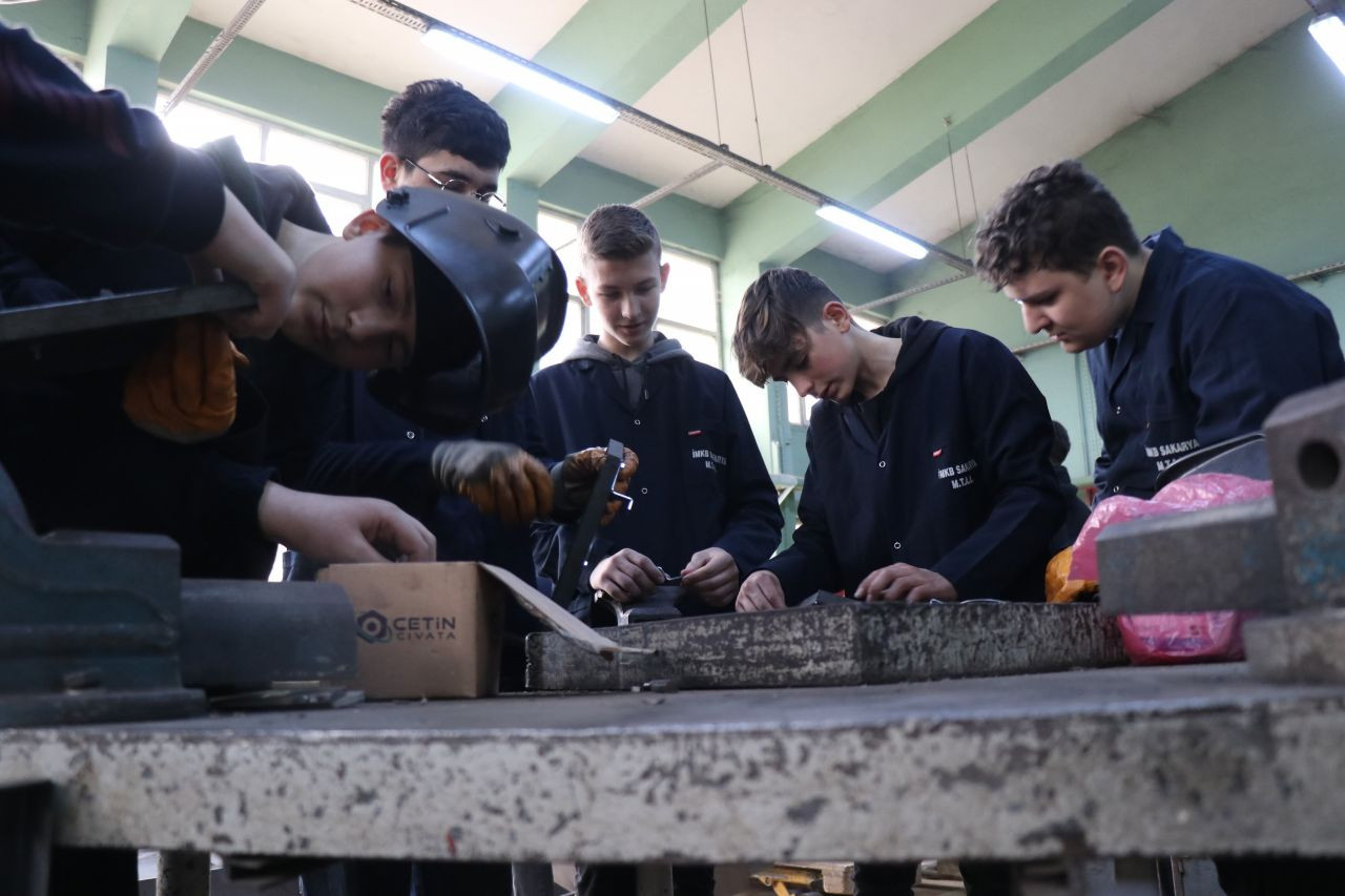 Lise öğrencileri depremzedeler için gece gündüz soba üretiyor - Sayfa 7