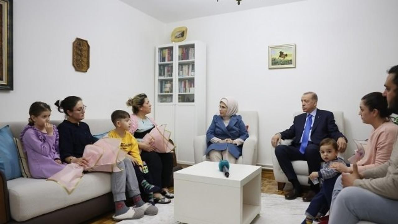 Başkan Recep Tayyip Erdoğan Ankara'da depremzede aileyi ziyaret etti.