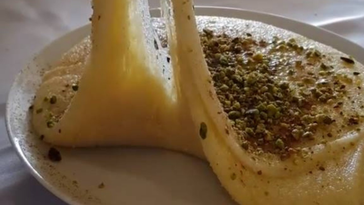 Sahrap Soysal İle Ramazan Sofrası Peynirli İrmik Helvası (Hatay’ın Meşhur Peynirli İrmik Helvası) Tarifi