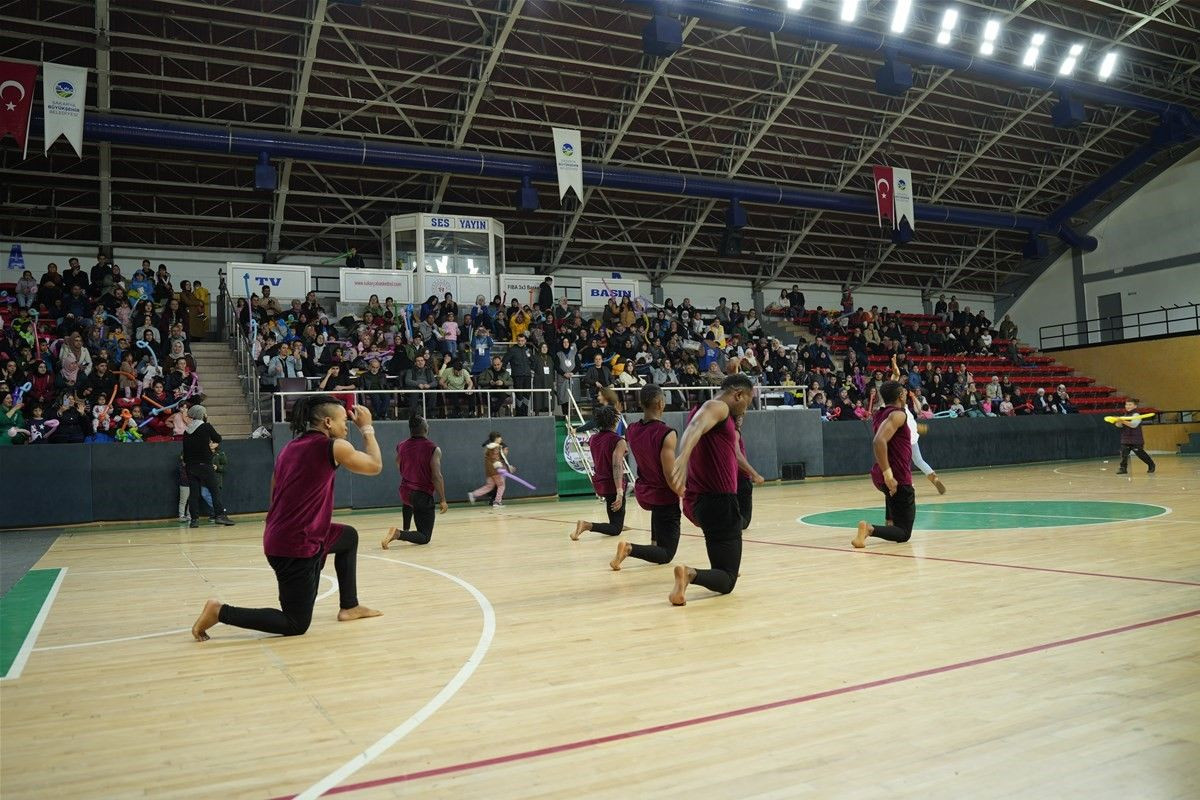 Bu gösteri depremzede çocuklar için - Sayfa 5