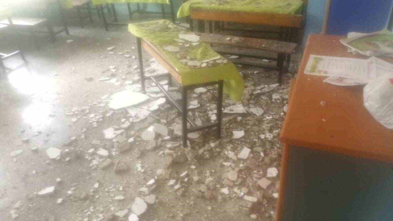 Okulda tavan sıvası düştü, 2 öğrenci yaralandı