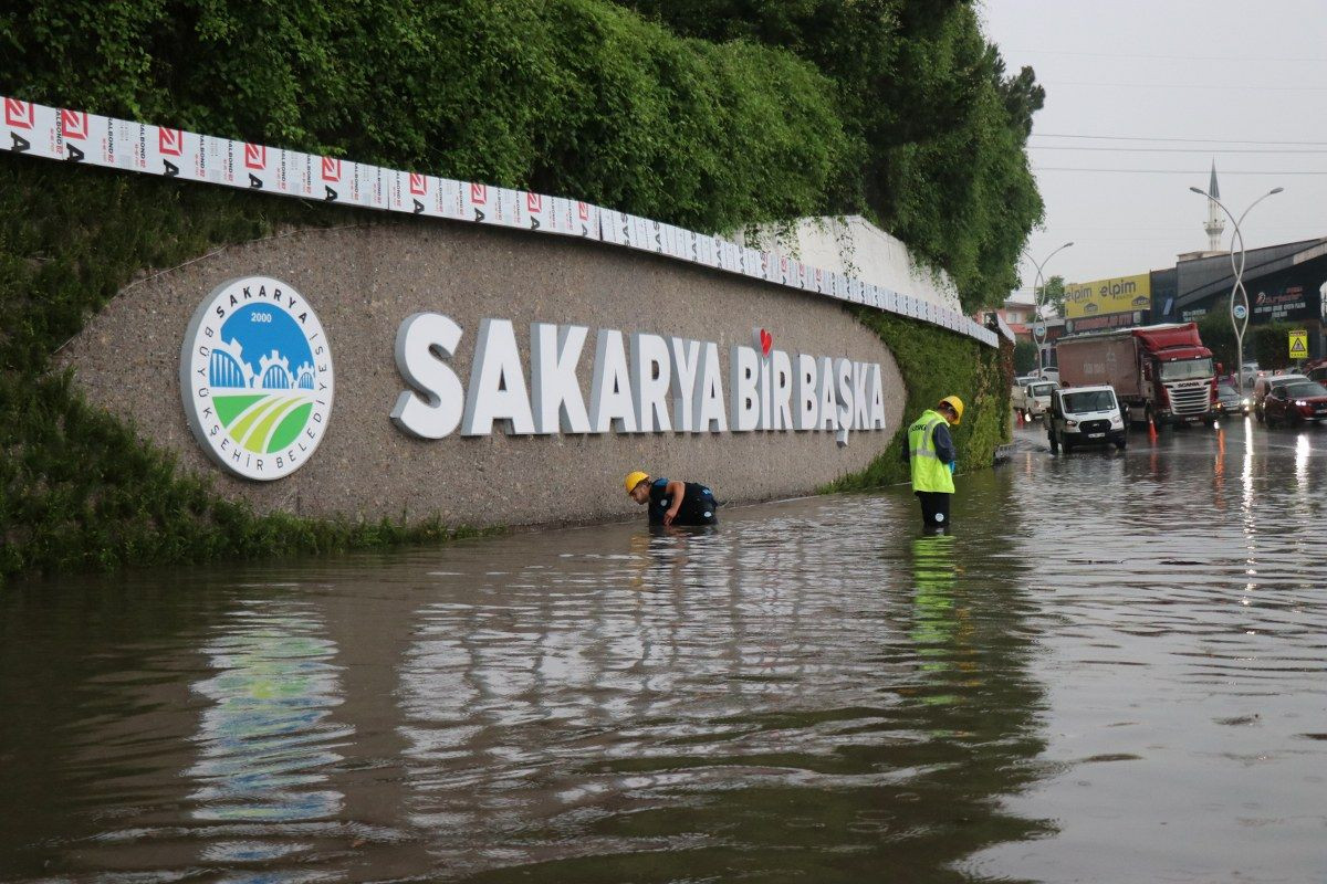 Caddeler göle döndü! Sürücüler zor anlar yaşadı - Sayfa 1