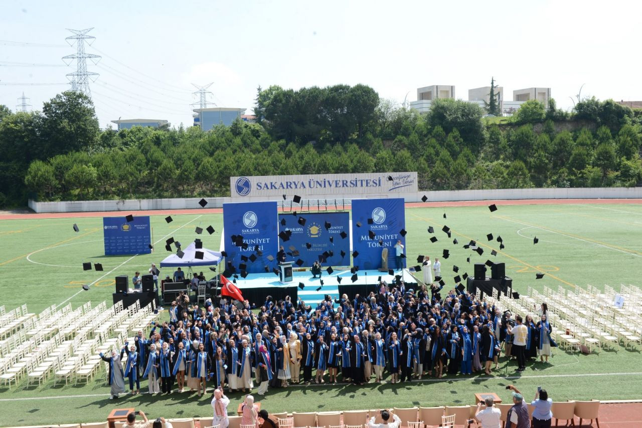 Sağlık Bilimleri Fakültesi’nde Mezuniyet Coşkusu - Sayfa 1