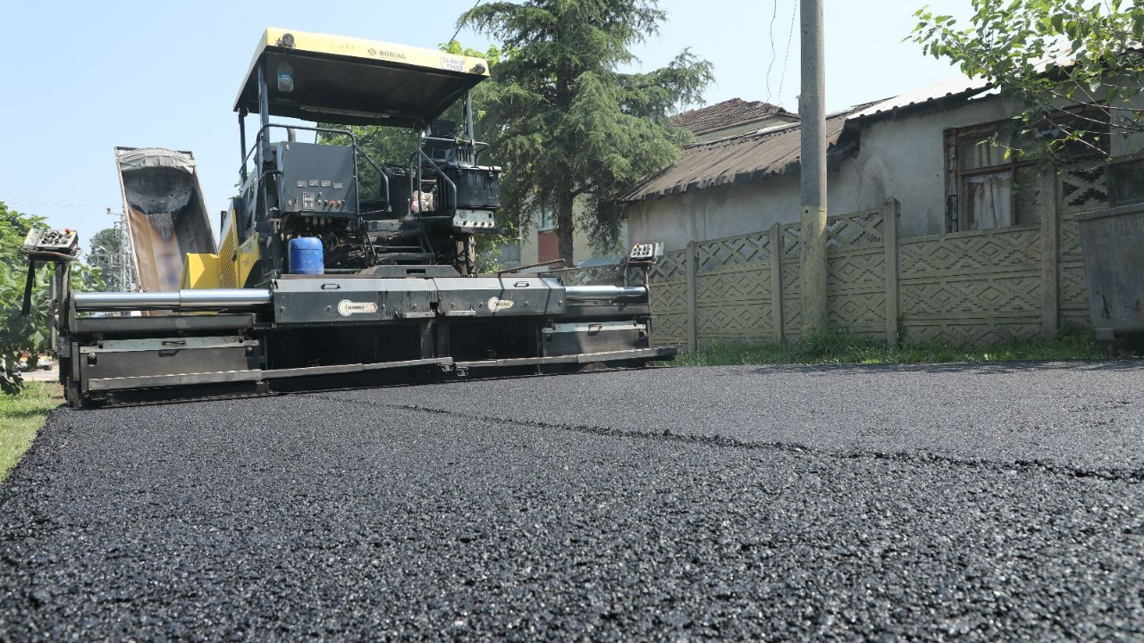 Akyazı’nın mahalleleri asfalt ile güzelleşiyor