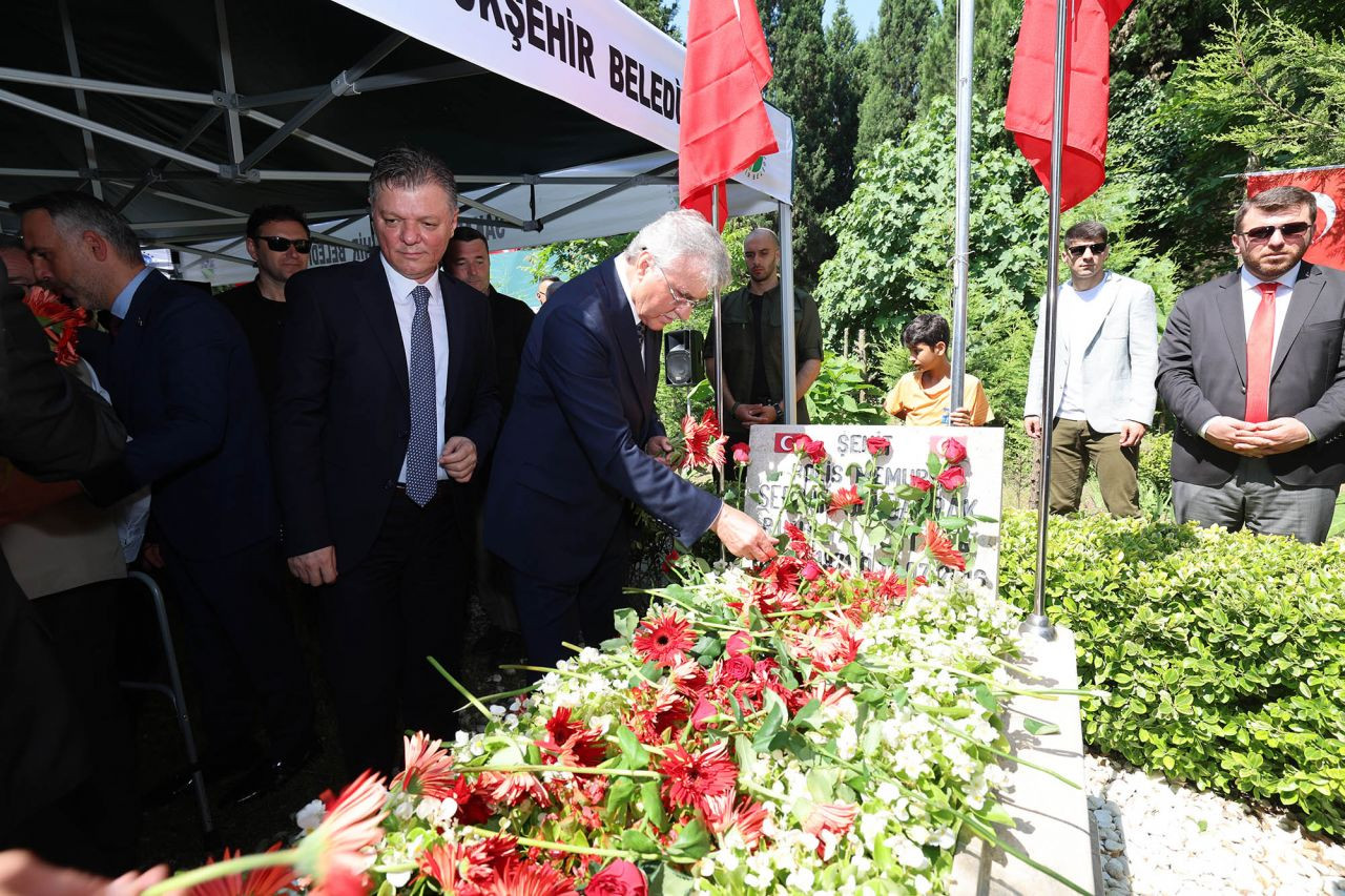 Kahraman polis mezarı başında anıldı - Sayfa 7