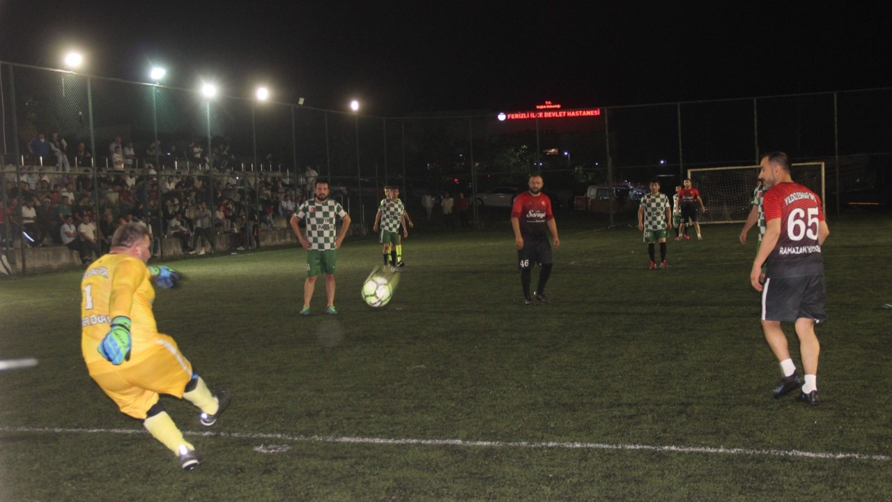 Ferizli Belediyesi 15 Temmuz Futbol Turnuvası'nda Yarı Final Heyecanı Başlıyor