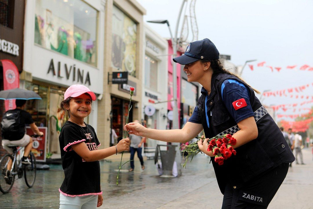 Zabıta Haftası’nda vatandaşa ve esnafa karanfil - Sayfa 10