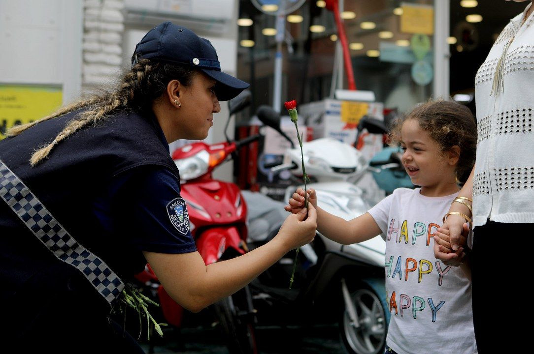 Zabıta Haftası’nda vatandaşa ve esnafa karanfil - Sayfa 11