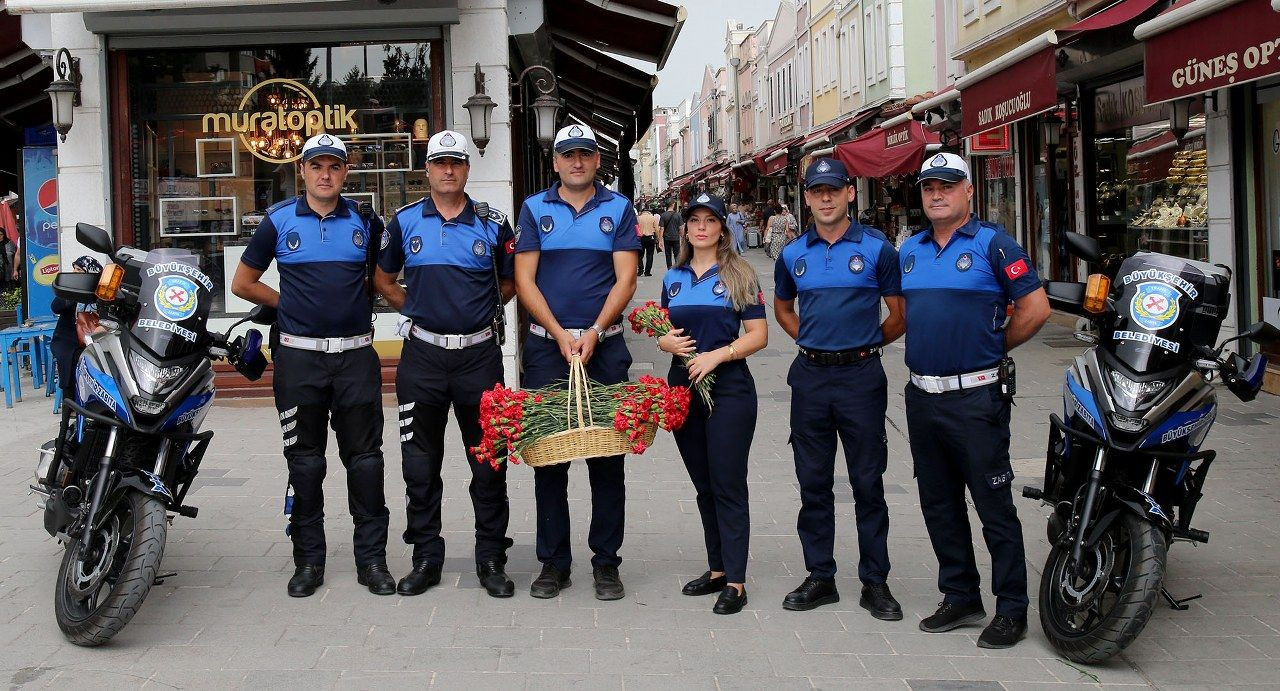 Zabıta Haftası’nda vatandaşa ve esnafa karanfil - Sayfa 13