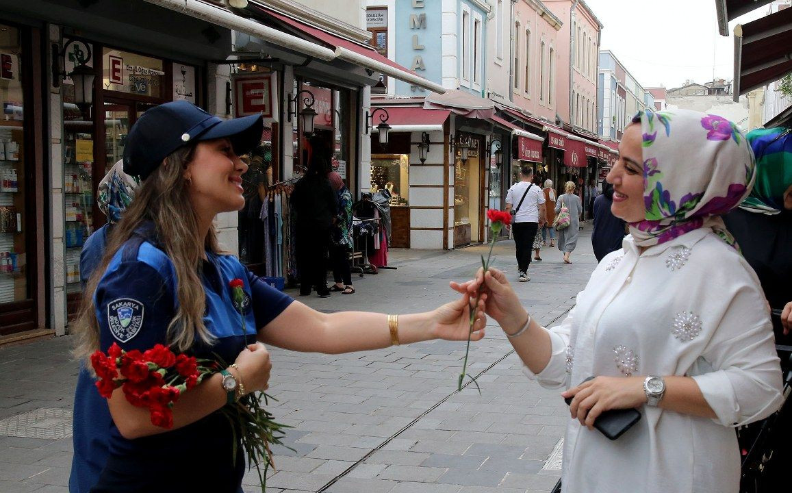 Zabıta Haftası’nda vatandaşa ve esnafa karanfil - Sayfa 15