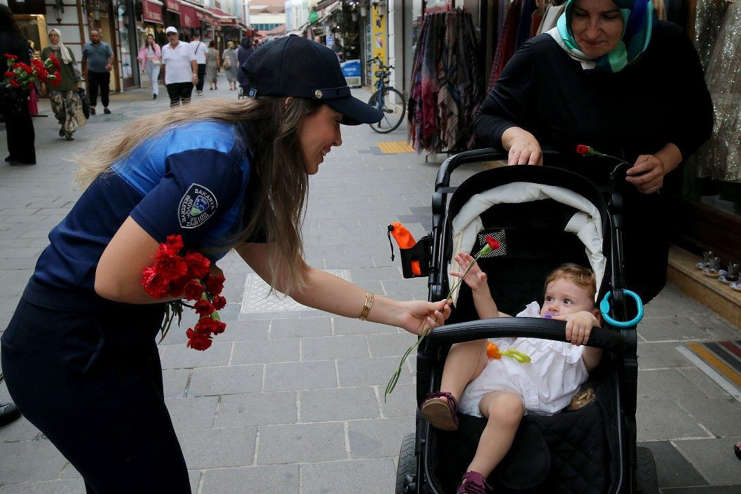 Zabıta Haftası’nda vatandaşa ve esnafa karanfil - Sayfa 16