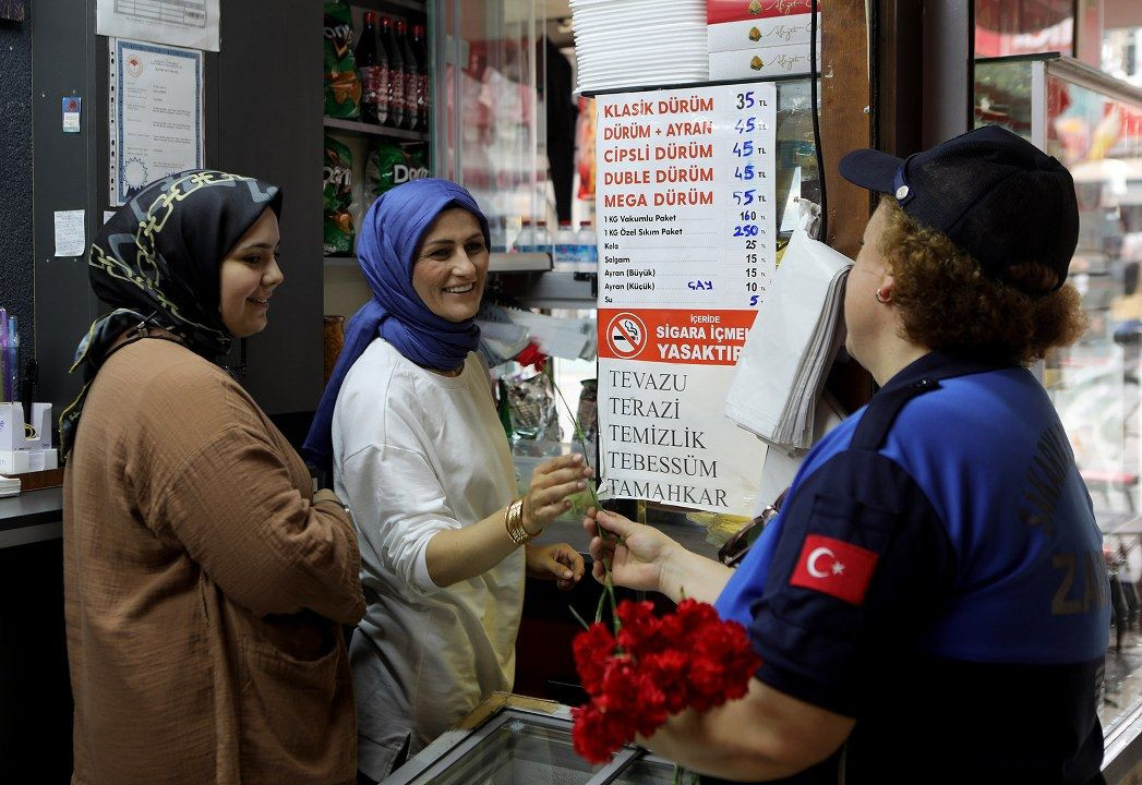 Zabıta Haftası’nda vatandaşa ve esnafa karanfil - Sayfa 5