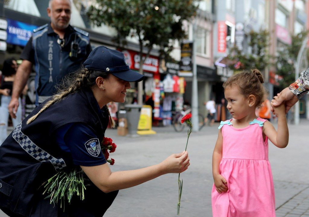 Zabıta Haftası’nda vatandaşa ve esnafa karanfil - Sayfa 6