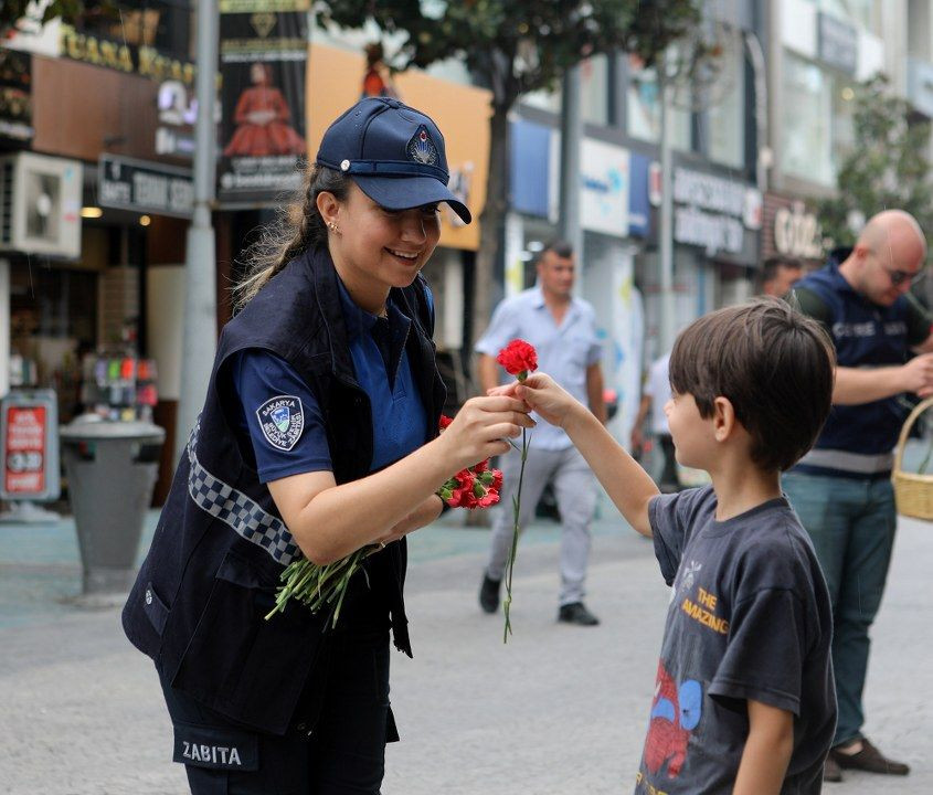 Zabıta Haftası’nda vatandaşa ve esnafa karanfil - Sayfa 8