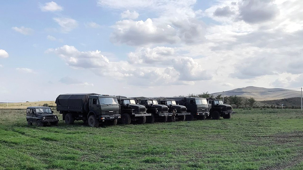 Karabağ’da ele geçirilen askeri araç ve topçu bataryalarının görüntülerini yayınlandı