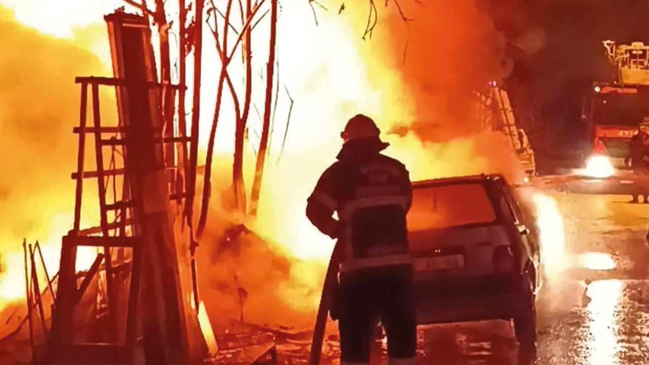 Odun deposunda çıkan yangında 30 ton tahta ve 1 otomobil yandı