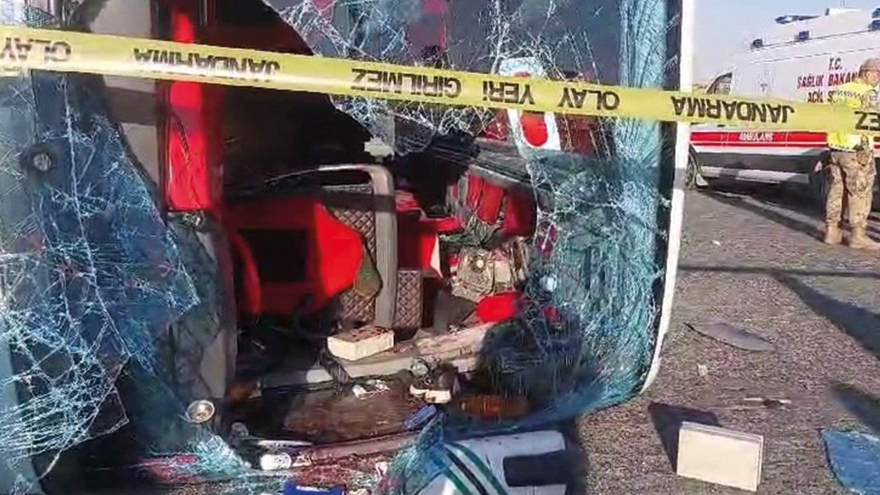Otomobille çarpışan otobüs devrildi: 1 ölü, 14 yaralı