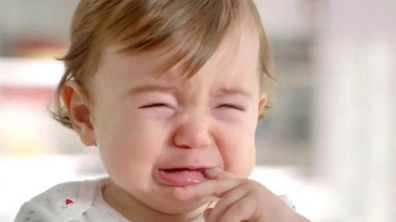 Çocuklarda ağlama krizleri neden olur? Ağlayan çocuklara nasıl davranılmalı?