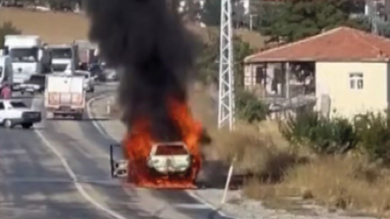 Alev alev yanan aracını söndürmek isterken yanarak ağır yaralandı