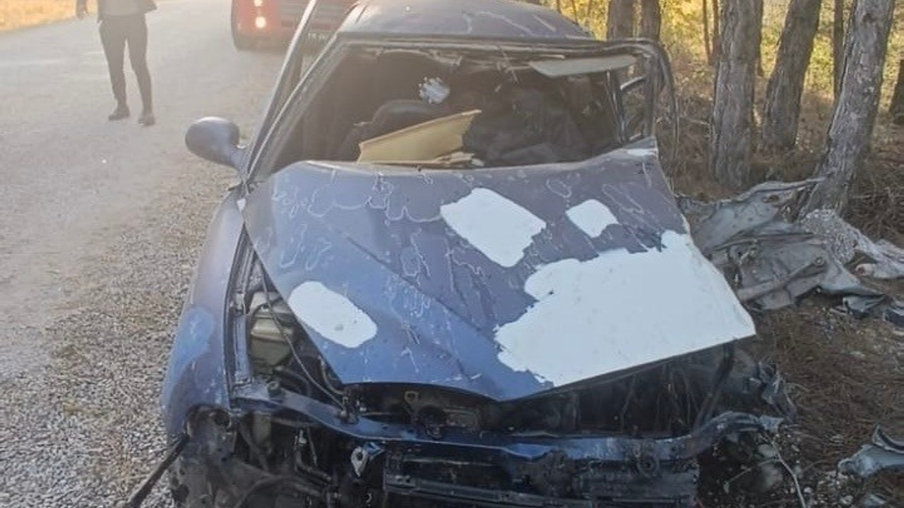 Uşak’ta otomobil ve kamyon kafa kafaya çarpıştı: 1 ölü, 3 yaralı