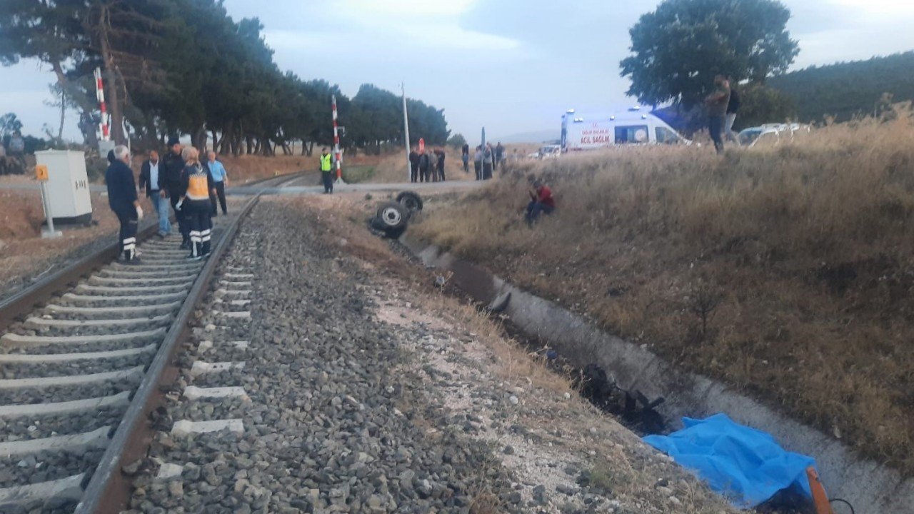 Yolcu treni traktöre çarptı: 1 kişi hayatını kaybetti