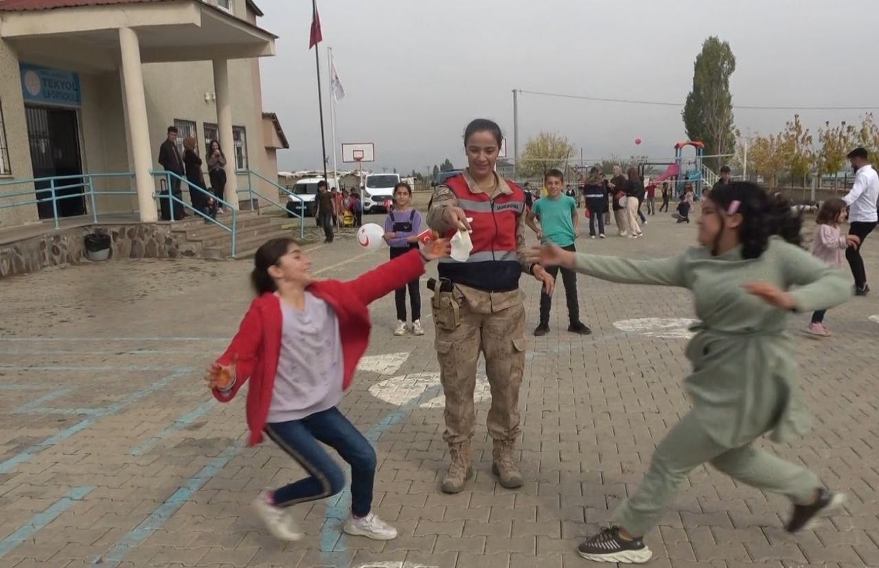 Kadın komutanlar Cumhuriyet'in 100. yılında köy çocuklarının gönlüne dokundu - Sayfa 11