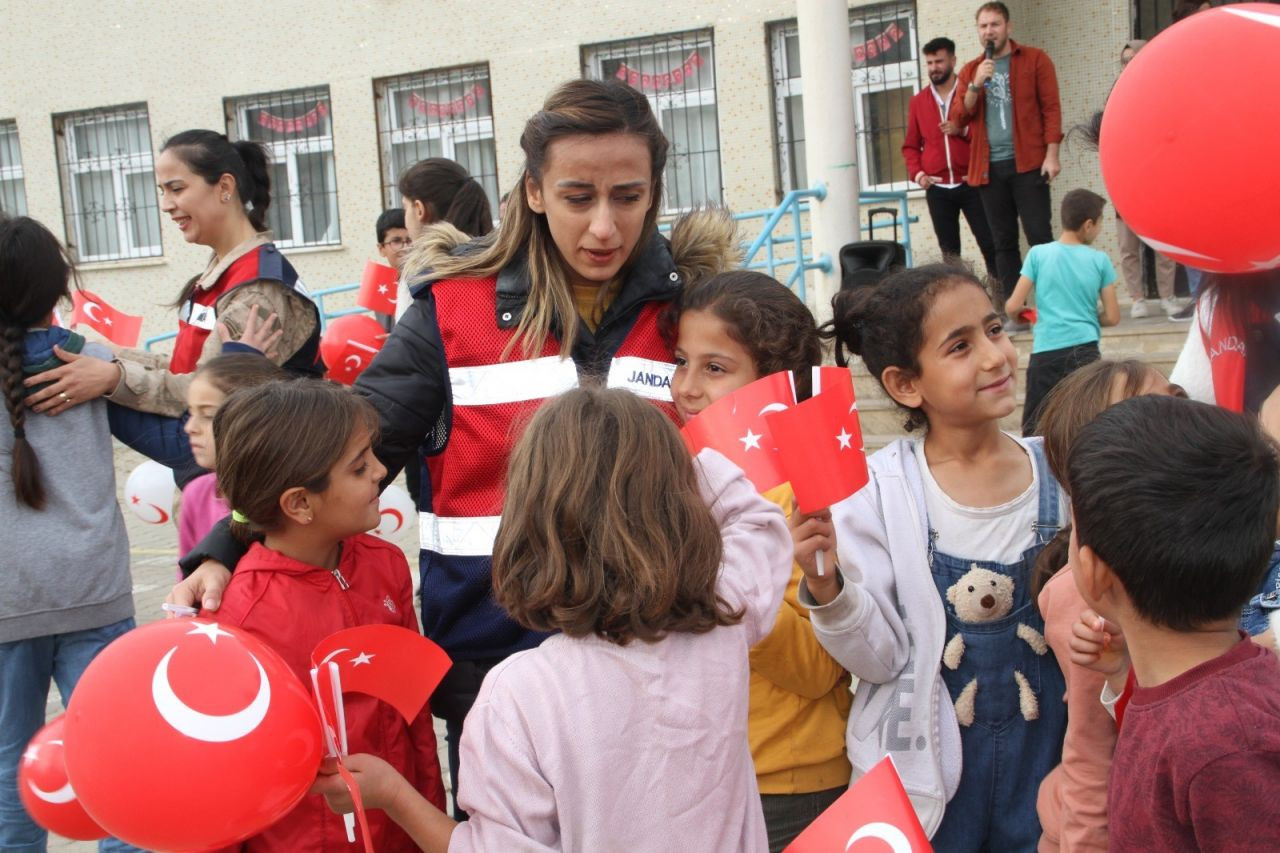 Kadın komutanlar Cumhuriyet'in 100. yılında köy çocuklarının gönlüne dokundu - Sayfa 8