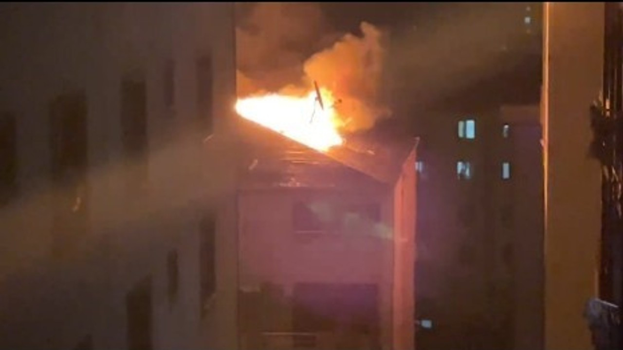 Çekmeköy’de 4 katlı binanın çatı katı alev alev yandı