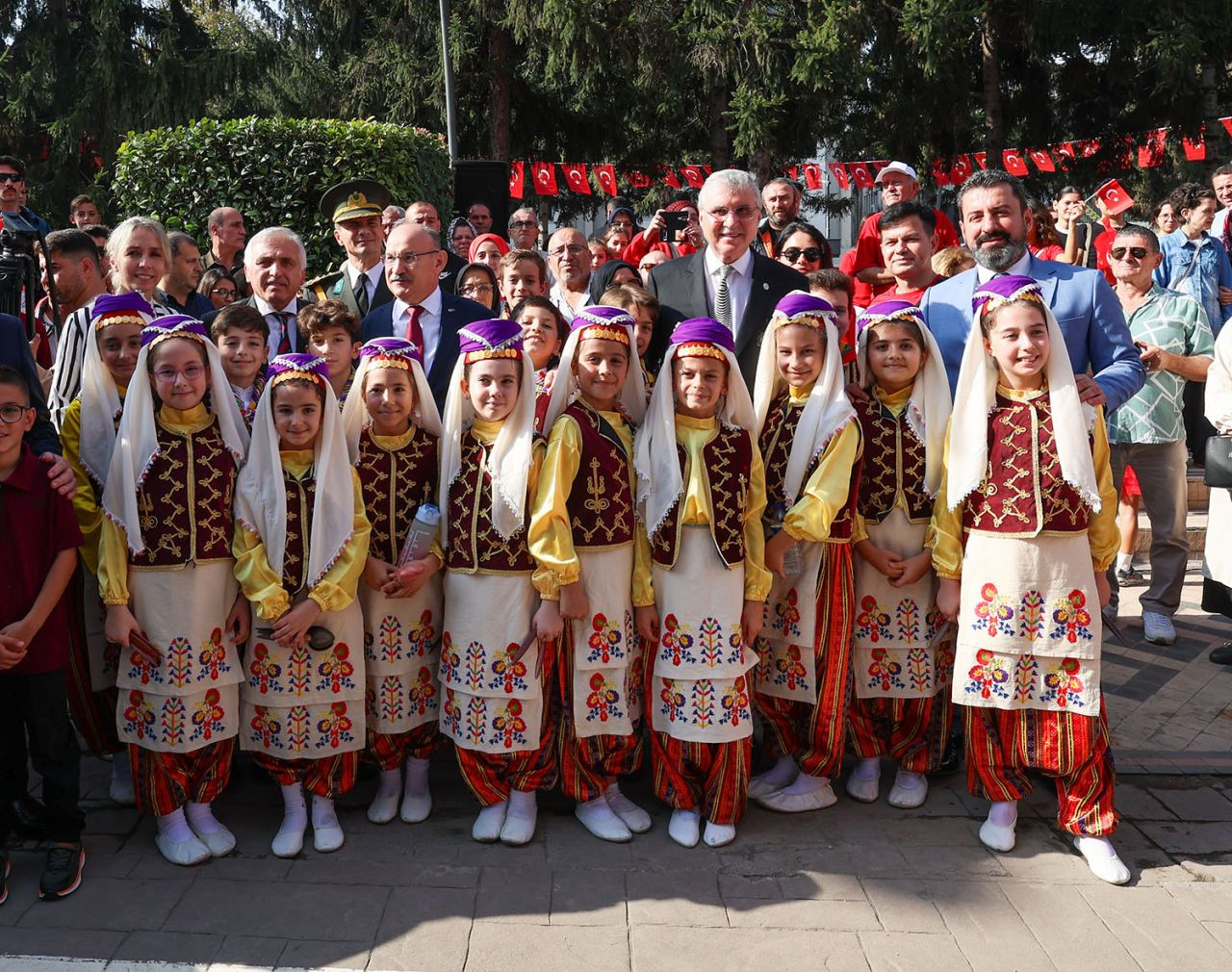 Başkan Yüce bayram coşkusuna ortak oldu: “Bu bayrak nice yüzyıllar gururla dalgalanacak” - Sayfa 33