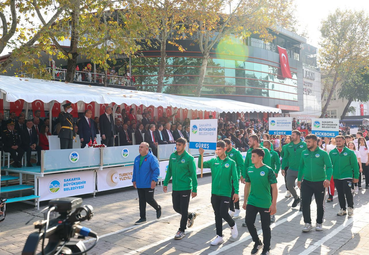 Başkan Yüce bayram coşkusuna ortak oldu: “Bu bayrak nice yüzyıllar gururla dalgalanacak” - Sayfa 25