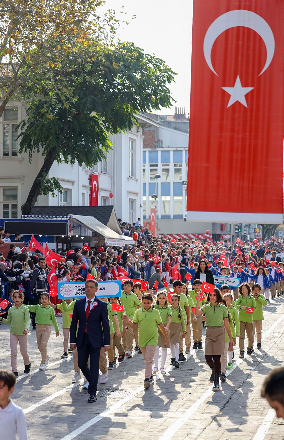 Başkan Yüce bayram coşkusuna ortak oldu: “Bu bayrak nice yüzyıllar gururla dalgalanacak” - Sayfa 13