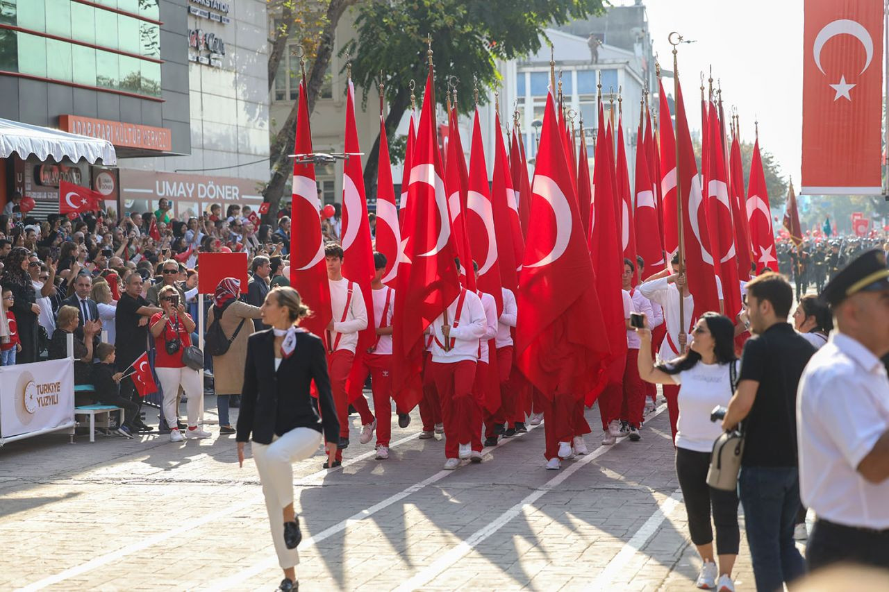 Başkan Yüce bayram coşkusuna ortak oldu: “Bu bayrak nice yüzyıllar gururla dalgalanacak” - Sayfa 16