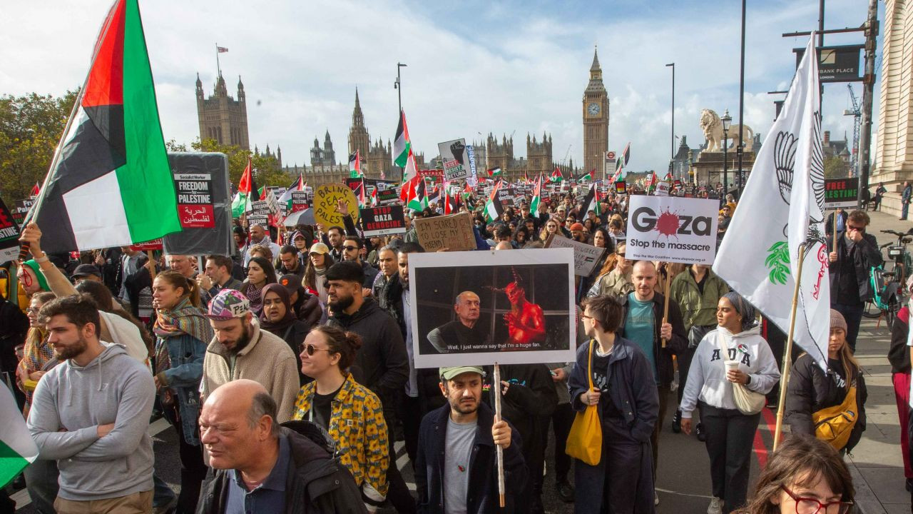 Londra’da binlerce kişi Filistin’e destek için bir kez daha yürüdü - Sayfa 11