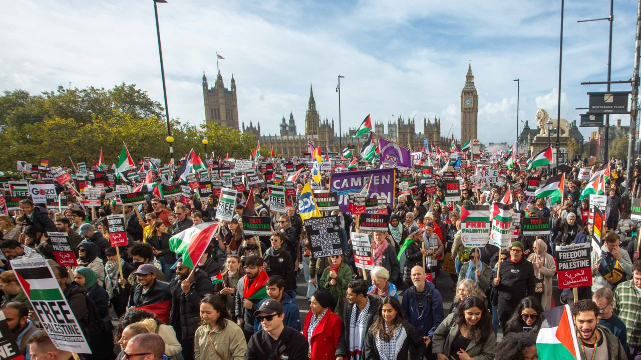 Londra’da binlerce kişi Filistin’e destek için bir kez daha yürüdü - Sayfa 13