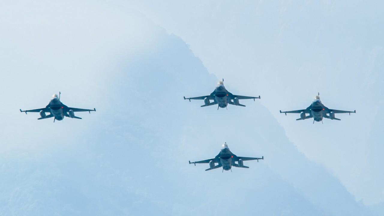 Antalya’da F-16’lar Cumhuriyet’in 100’üncü yılı için semadaydı