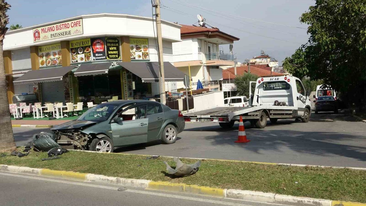 Lastiği patlayan otomobil refüjdeki palmiyeye ve kaldırıma çarptı: 2 yaralı