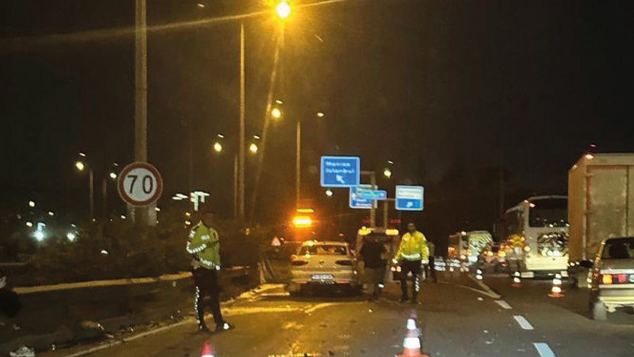İzmir’de otomobille çarpışan motosikletteki 3 kişi öldü