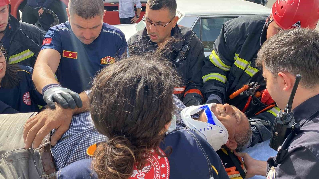 Manisa’da ambulansla otomobil çarpıştı: 2 yaralı