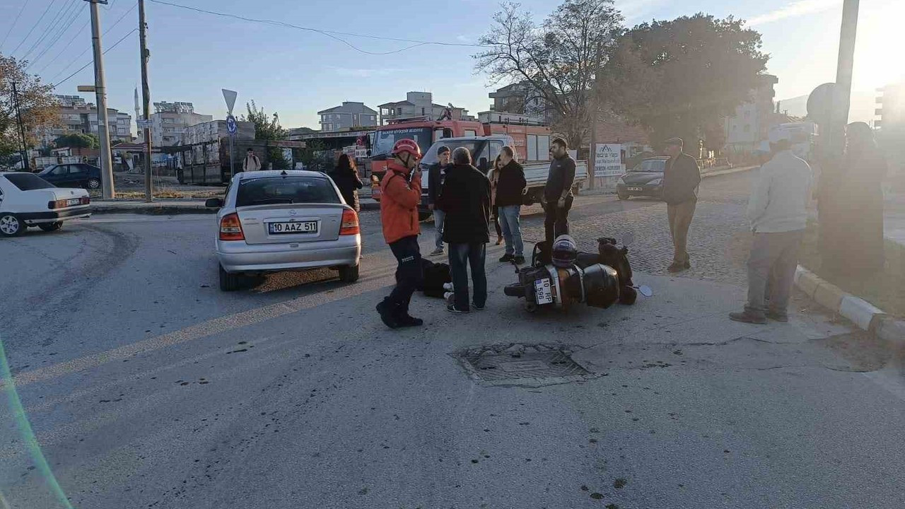 Balıkesir’de otomobil ve motosiklet çarpıştı: 2 yaralı