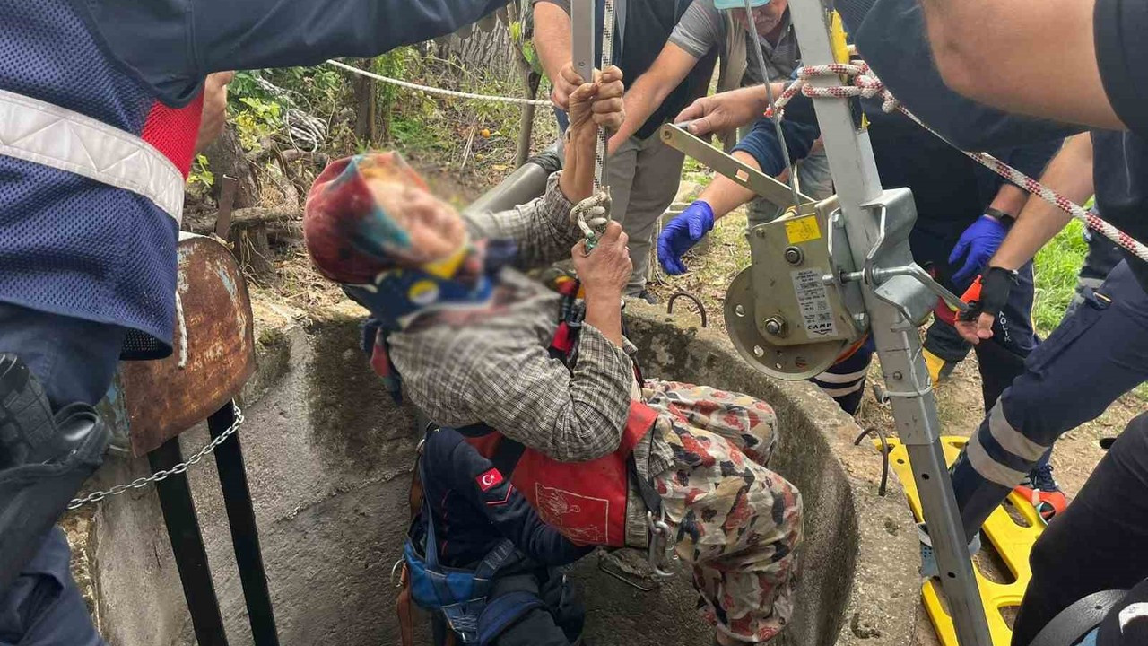 Kuyuya düşen yaşlı kadın itfaiye ekiplerince kurtarıldı