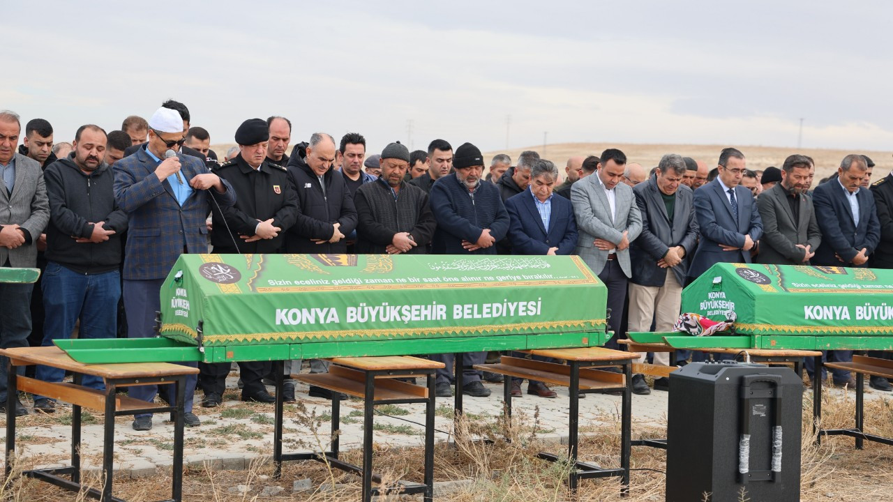 Konya'daki feci kazada hayatını kaybeden aynı aileden 5 kişi toprağa verildi