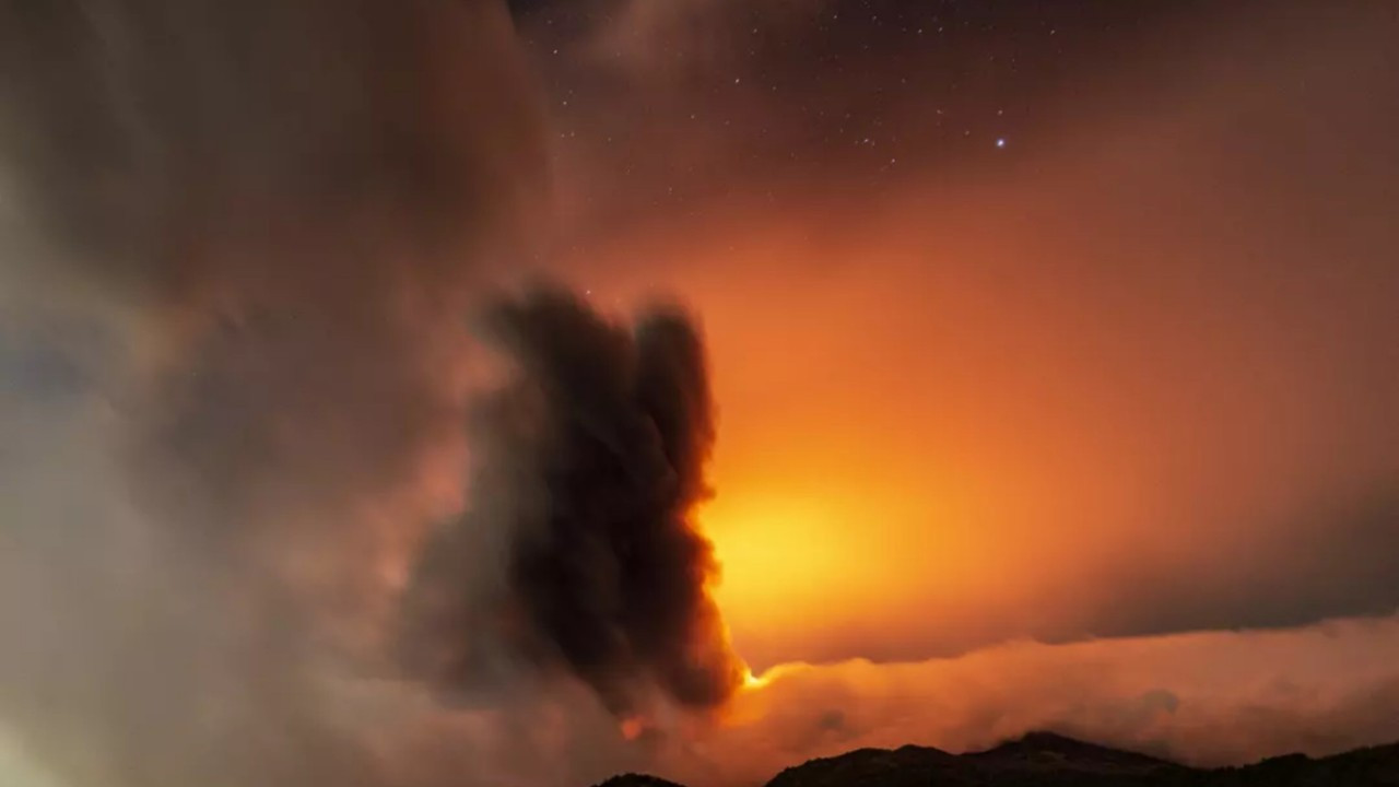 Avrupa'nın en aktif yanardağı Etna Yanardağı yeniden faaliyete geçti