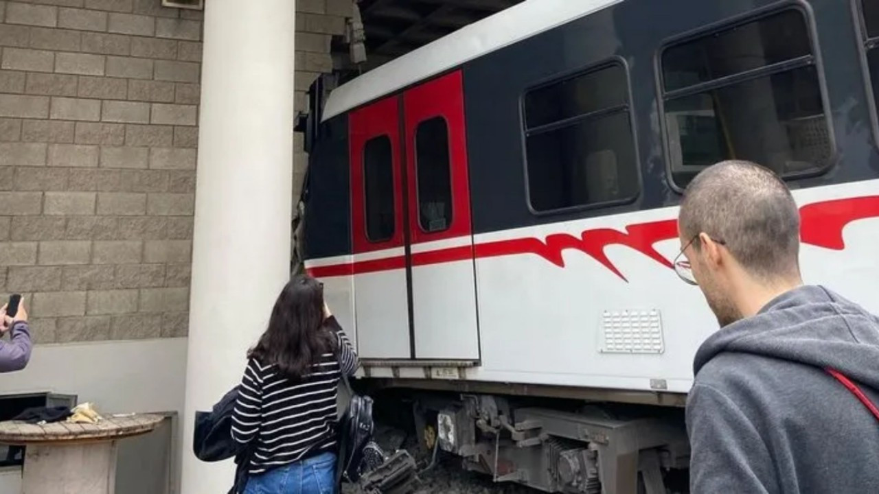 İzmir'de metro raydan çıkıp duvara çarptı