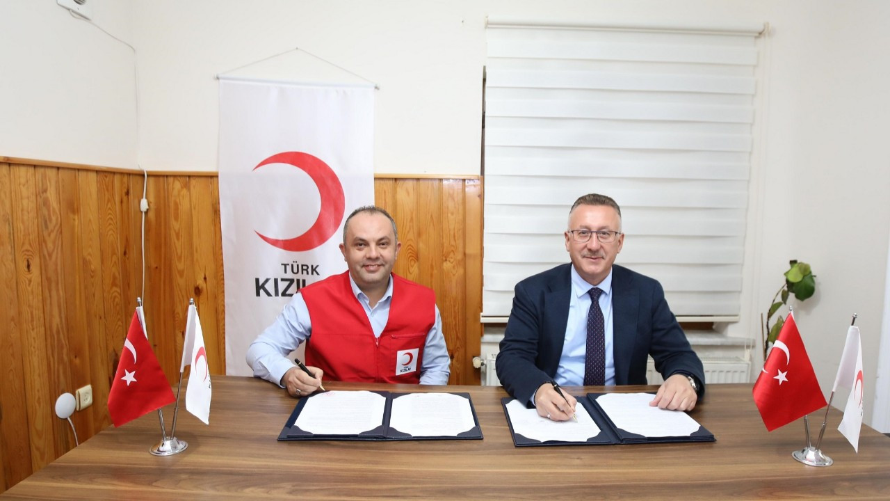 Adapazarı Belediyesi ile Kızılay Adapazarı Şubesi arasında bir iş birliği protokolü daha imzalandı