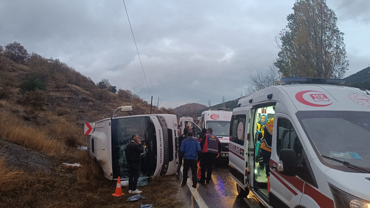 Amasya’da yolcu otobüsü devrildi: 27 yaralı