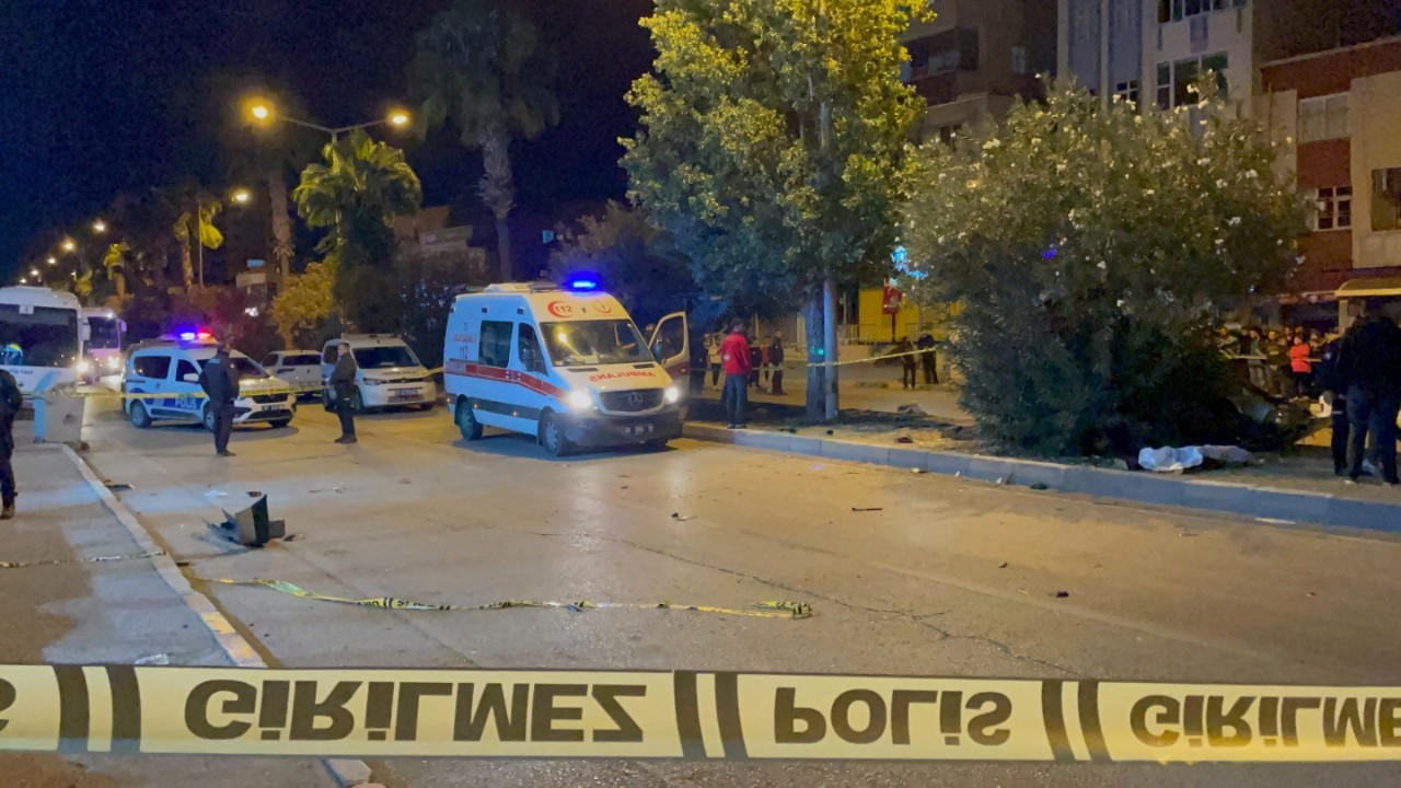 Adana‘da ağaca çarpan otomobil ikiye bölündü: 3 ölü, 2 yaralı