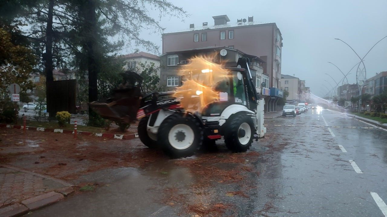 Şiddetli rüzgar ve fırtınadan dolayı ağaçlar söküldü, direkler devrildi, çatılar uçtu - Sayfa 5