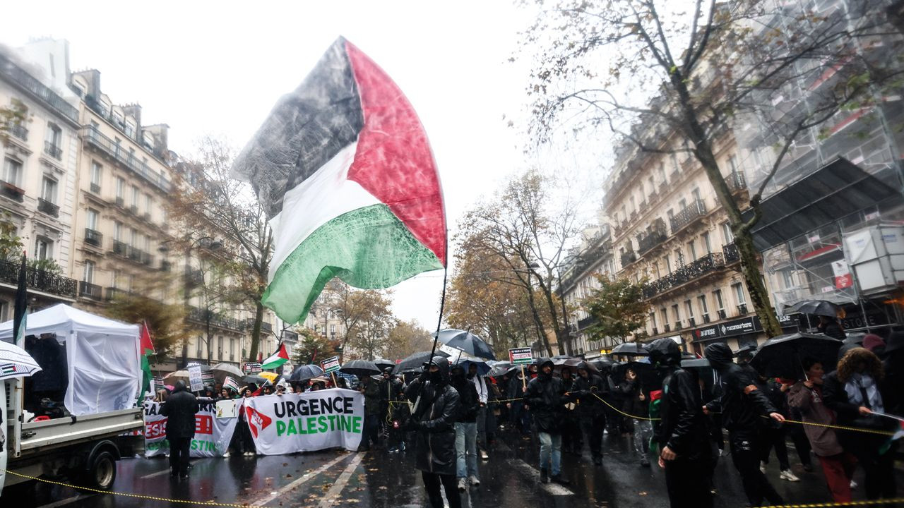 Fransa’da Filistin’e destek gösterisi: 60 bin kişi sağanak yağışa rağmen yürüdü - Sayfa 4